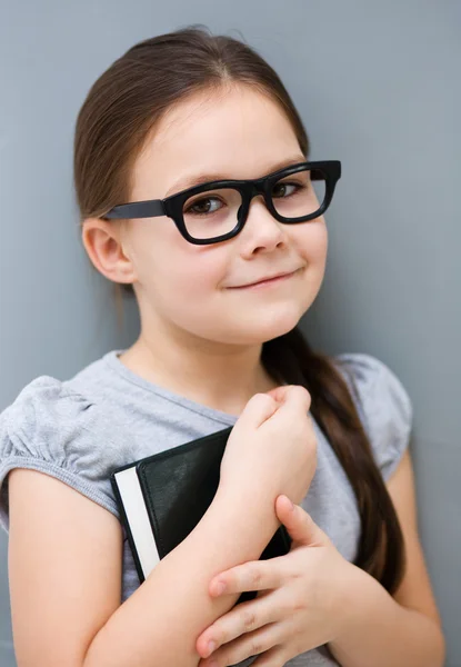 Menina está lendo um livro — Fotografia de Stock