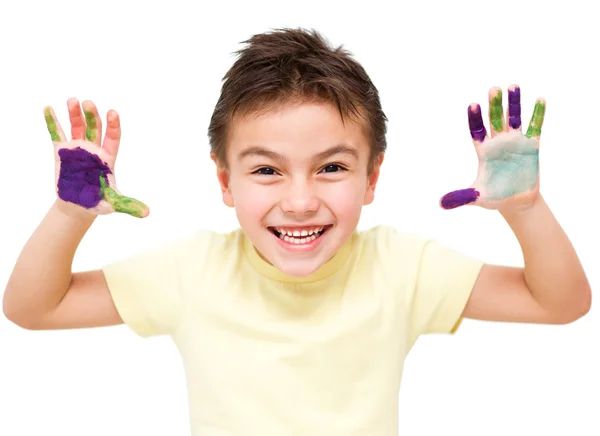 Porträt eines süßen Jungen, der mit Farben spielt — Stockfoto