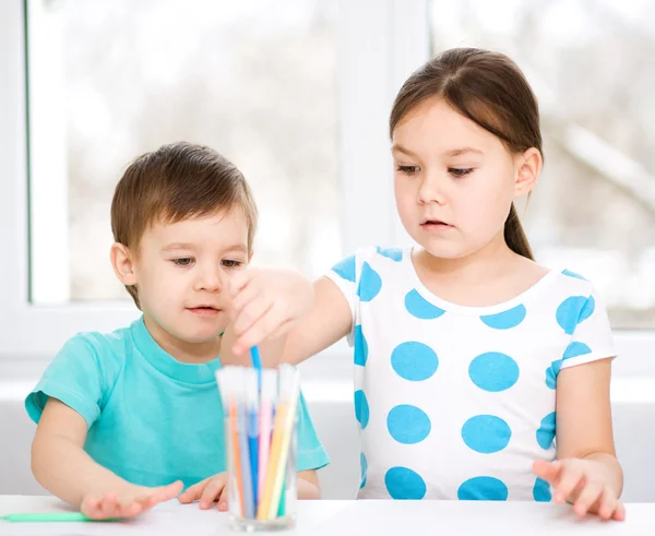 Les petits enfants dessinent sur du papier blanc — Photo