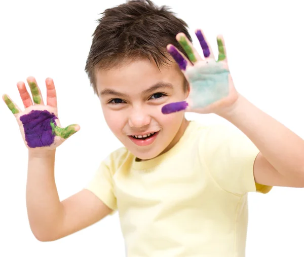 Retrato de um menino bonito brincando com tintas — Fotografia de Stock