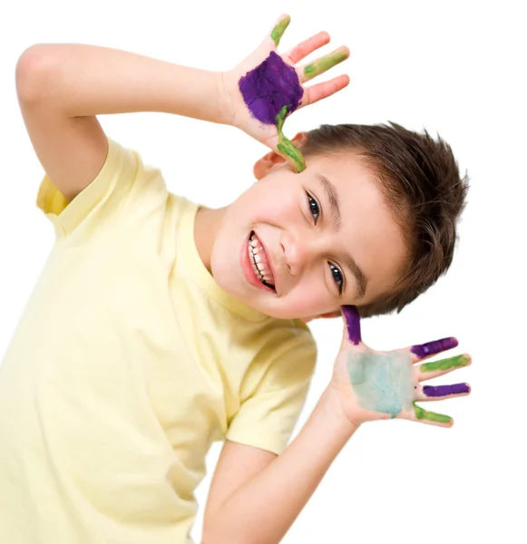 Porträt eines süßen Jungen, der mit Farben spielt — Stockfoto