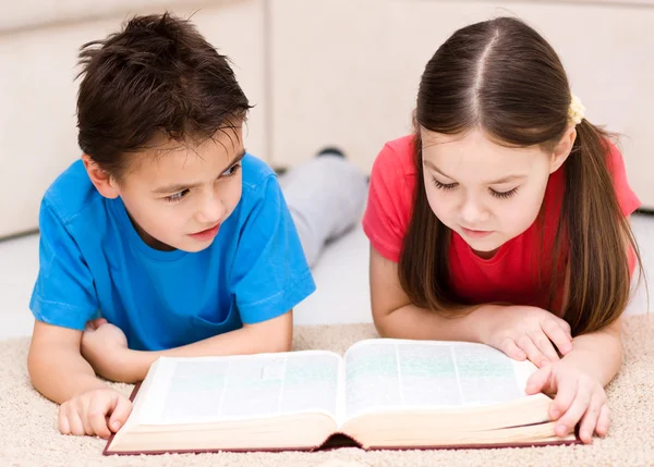 Kinderen is leesboek — Stockfoto