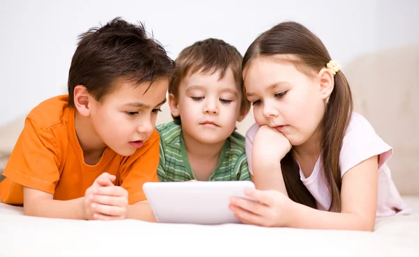 Bambini che usano tablet — Foto Stock