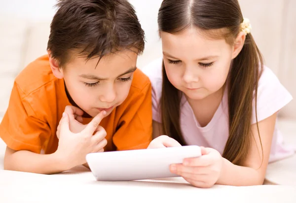 Niños que usan tableta — Foto de Stock