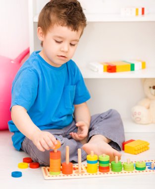 çocuk yapı taşları ile oynuyor
