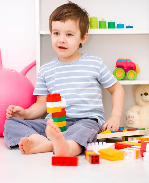 Chico está jugando con bloques de construcción — Foto de Stock