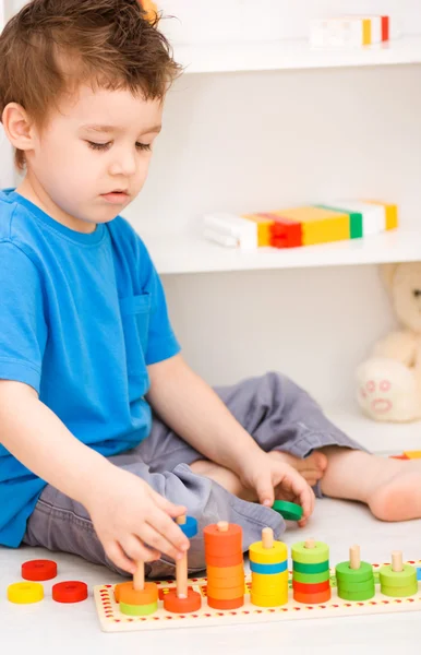 Boy is playing with building blocks — Stock Photo, Image