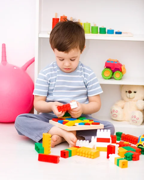 Мальчик играет со строительными блоками — стоковое фото