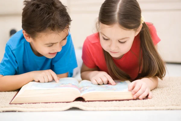 Niños está leyendo libro —  Fotos de Stock