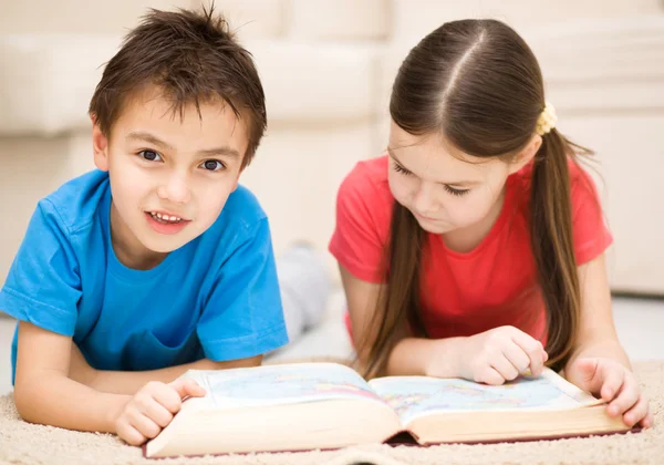 Niños está leyendo libro —  Fotos de Stock