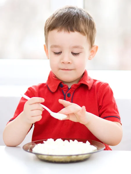 Carino bambino sta mangiando ricotta — Foto Stock