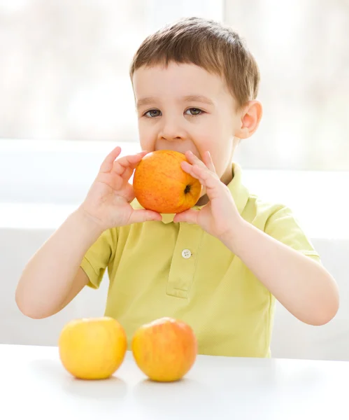 Retrato de un niño feliz con manzanas — Foto de Stock