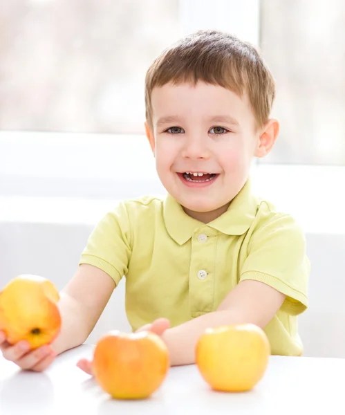 Retrato de un niño feliz con manzanas — Foto de Stock