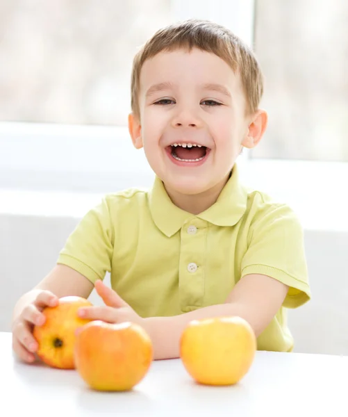 Portret szczęśliwy małego chłopca z jabłkami — Zdjęcie stockowe