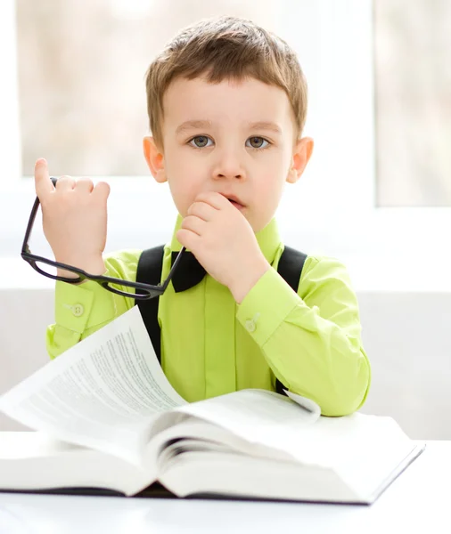 小さな男の子は本を読んでいます。 — ストック写真
