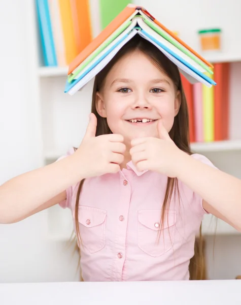 Liten flicka läser en bok — Stockfoto