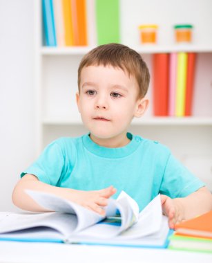 küçük çocuk bir kitap okuma