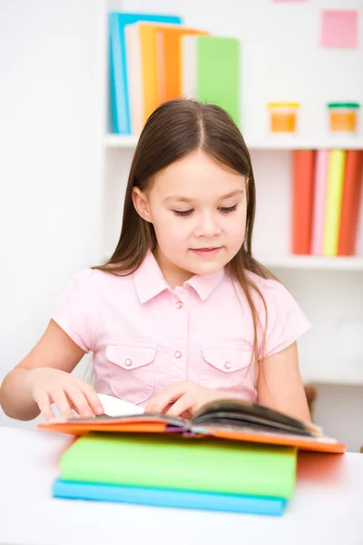 Liten flicka läser en bok — Stockfoto