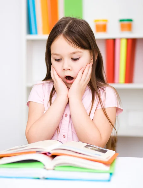 La bambina sta leggendo un libro — Foto Stock