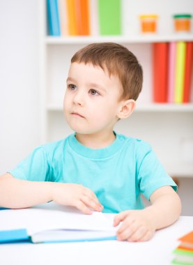 küçük çocuk bir kitap okuma