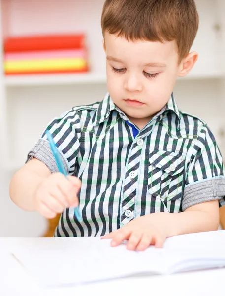 Kleine jongen loopt op wit papier — Stockfoto