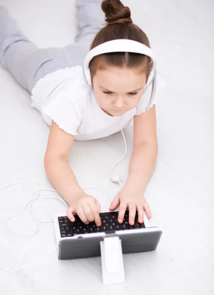 Menina usando tablet — Fotografia de Stock