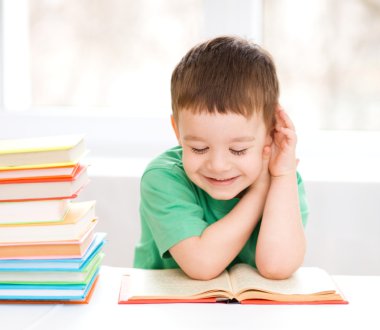 küçük çocuk bir kitap okuma