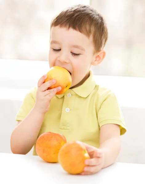 Retrato de un niño feliz con manzanas — Foto de Stock