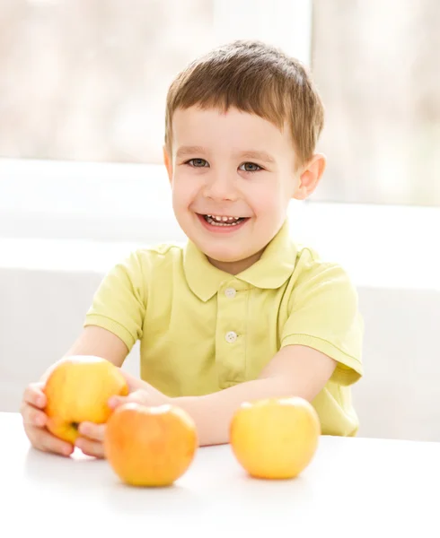 Retrato de un niño feliz con manzanas — Foto de Stock