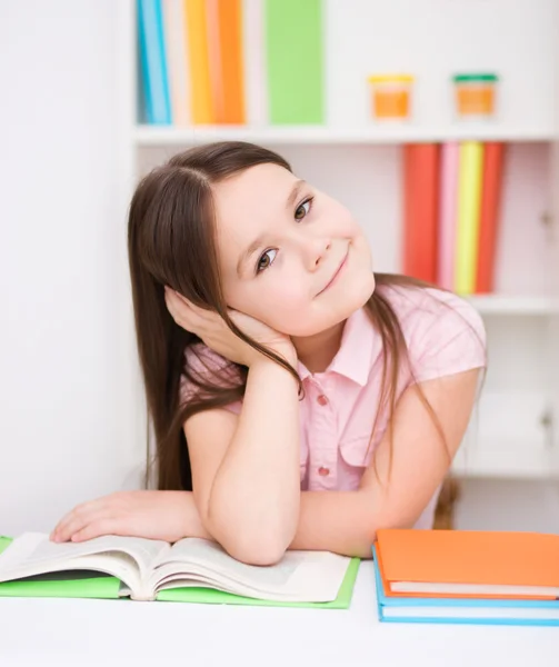 Dziewczynka jest czytanie książek — Zdjęcie stockowe