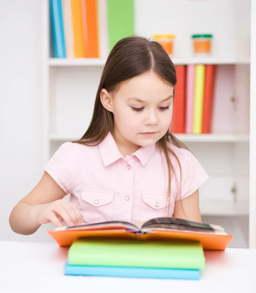 La bambina sta leggendo un libro — Foto Stock