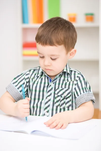 Little boy is drawing on white paper — Stock Photo, Image