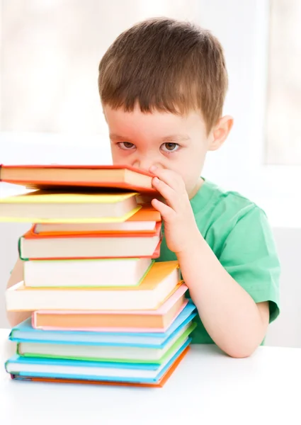 El niño está leyendo un libro. — Foto de Stock