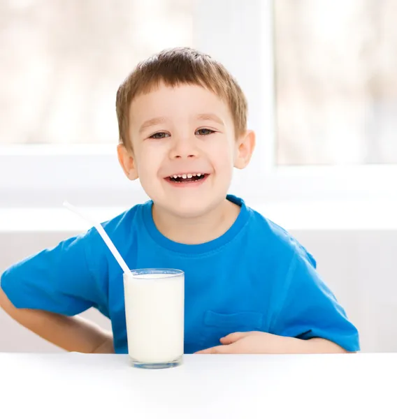 Schattige kleine jongen met een glas melk — Stockfoto