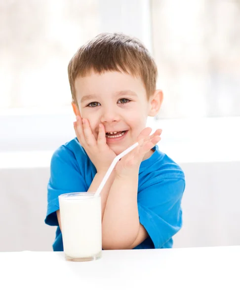 Schattige kleine jongen met een glas melk — Stockfoto