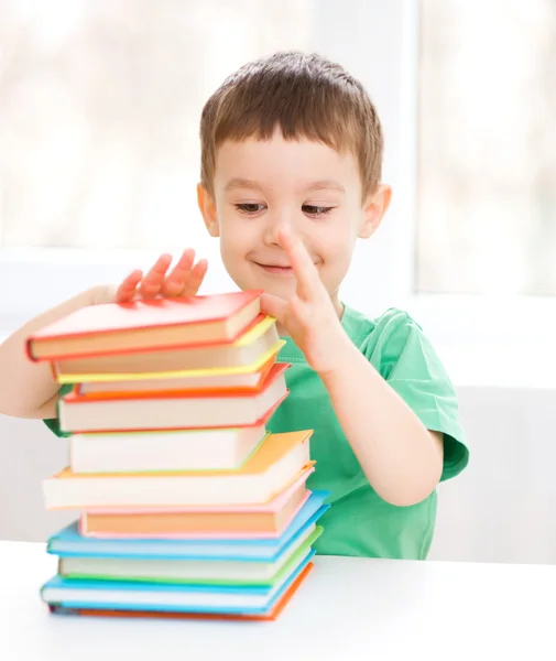 Kleine jongen is het lezen van een boek — Stockfoto