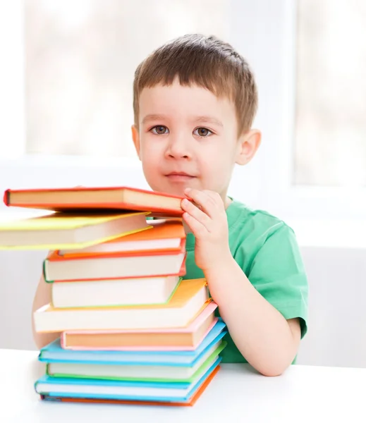 El niño está leyendo un libro. — Foto de Stock