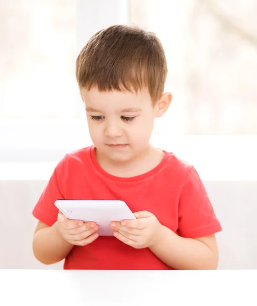 Menino usando tablet — Fotografia de Stock