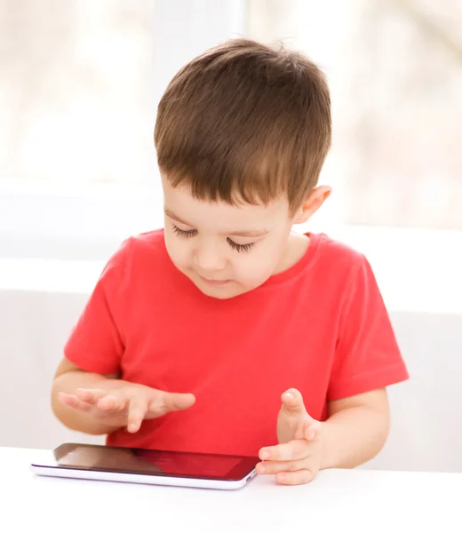 Menino usando tablet — Fotografia de Stock