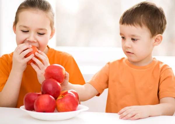 Filhotes comendo maçã vermelha — Fotografia de Stock
