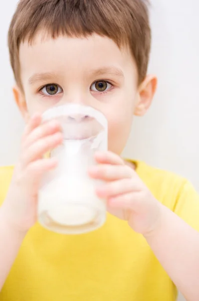 Söt liten pojke med ett glas mjölk — Stockfoto