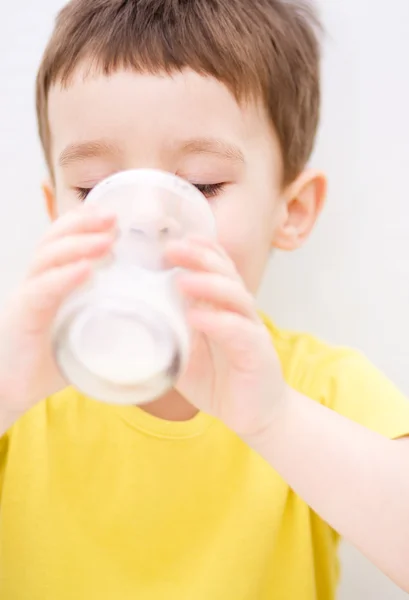 Lindo niño con un vaso de leche —  Fotos de Stock