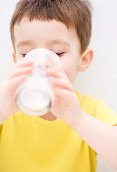 Söt liten pojke med ett glas mjölk — Stockfoto