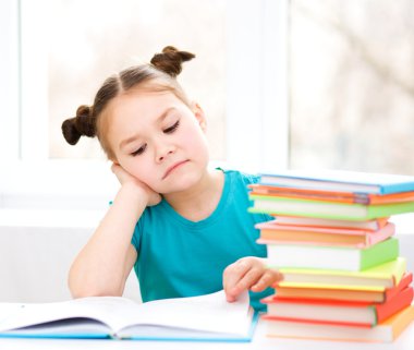 küçük kız bir kitap okuma