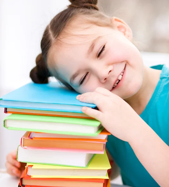 La niña está leyendo un libro. — Foto de Stock