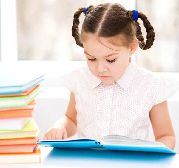 La bambina sta leggendo un libro — Foto Stock