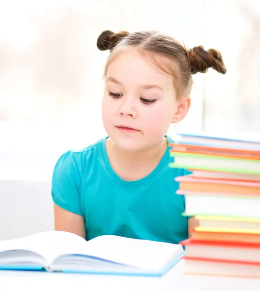 La niña está leyendo un libro. — Foto de Stock