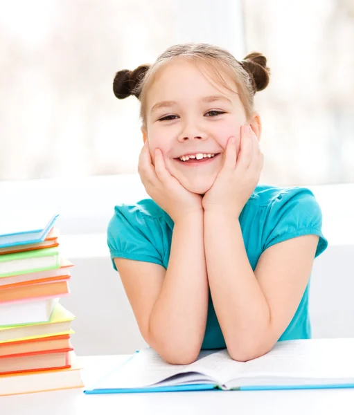 Menina está lendo um livro — Fotografia de Stock