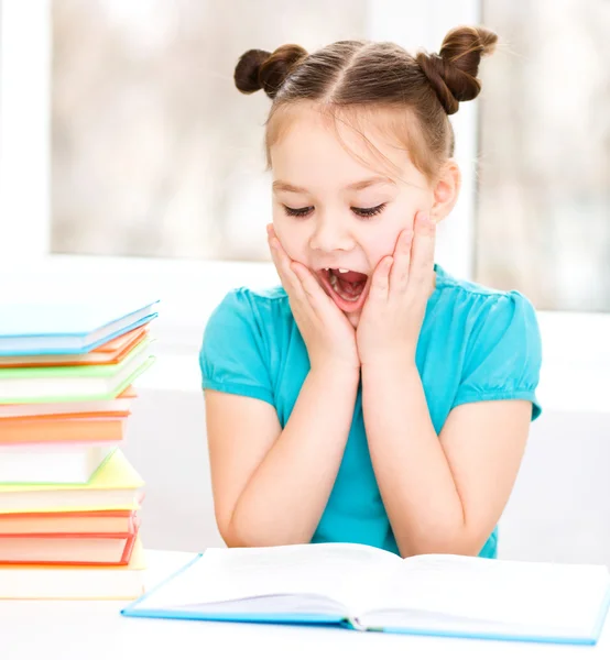 La bambina sta leggendo un libro — Foto Stock