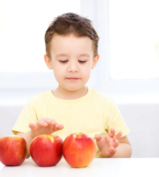 Retrato de um menino feliz com maçãs — Fotografia de Stock